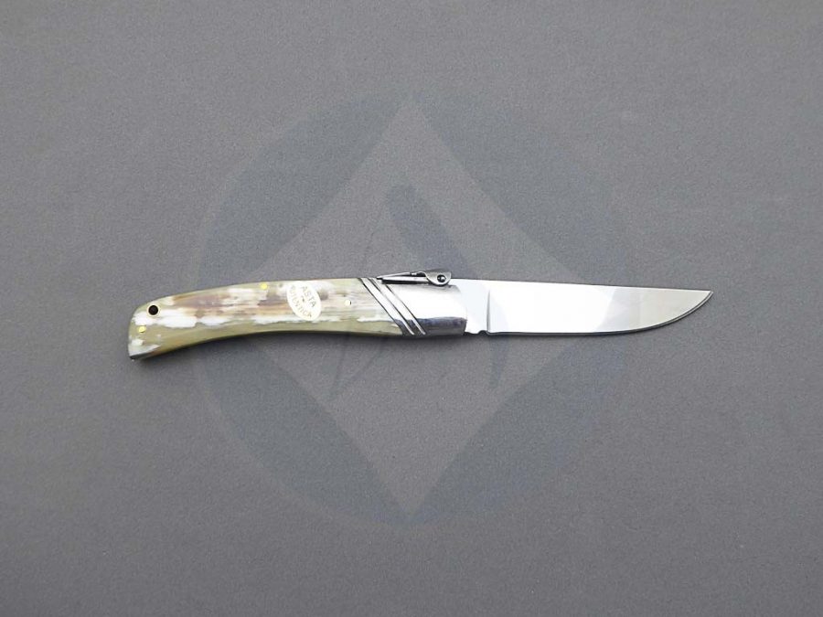 Navaja clásica con sistema de palanquilla, mango de asta de toro decorado y hoja de acero inoxidable de 9 cm