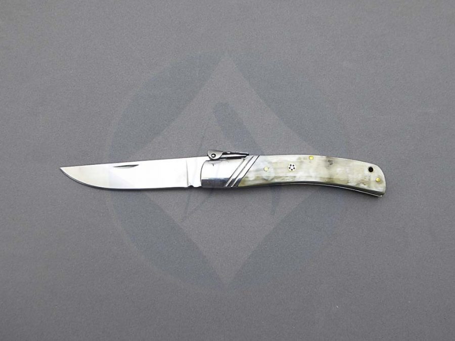 Navaja clásica con sistema de palanquilla, mango de asta de toro decorado y hoja de acero inoxidable de 9 cm