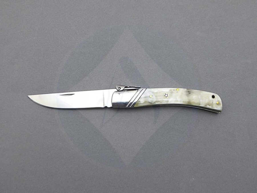 Navaja clásica con sistema de palanquilla, mango de asta de toro decorado y hoja de acero inoxidable de 9 cm