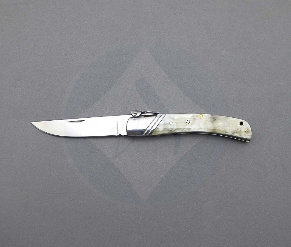 Navaja clásica con sistema de palanquilla, mango de asta de toro decorado y hoja de acero inoxidable de 9 cm