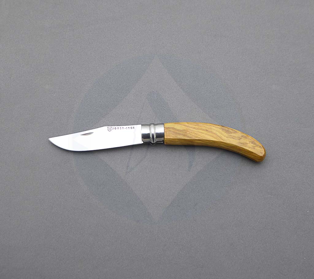 Navaja campera Joker fabricada en Albacete con mango de madera de olivo y hoja de acero Inox