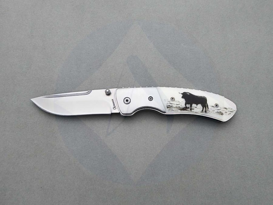 Navaja deportiva Deluxe Toro de Albainox con mango blanco decorado y hoja de acero inoxidable
