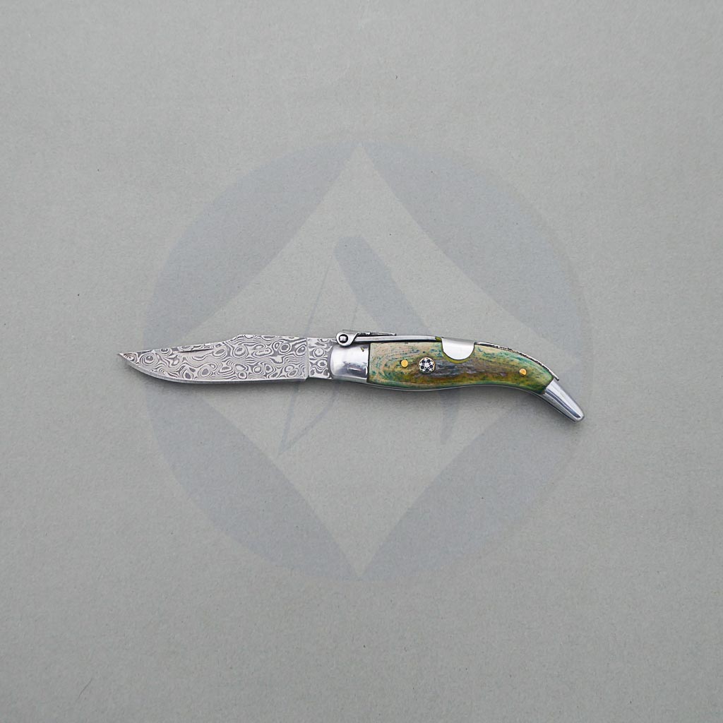Navaja de acero damasco de 67 capas, formato teja con mango de hueso verde y bloqueo de palanquilla
