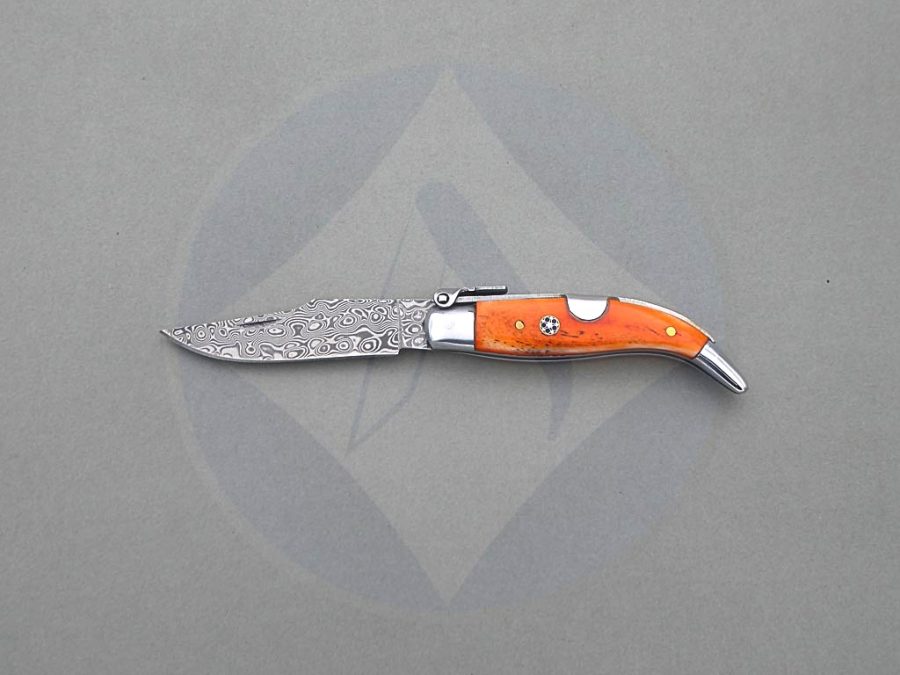 Navaja tradicional teja con hoja de acero damasco de 67 capas, mango de hueso naranja y virola de aluminio