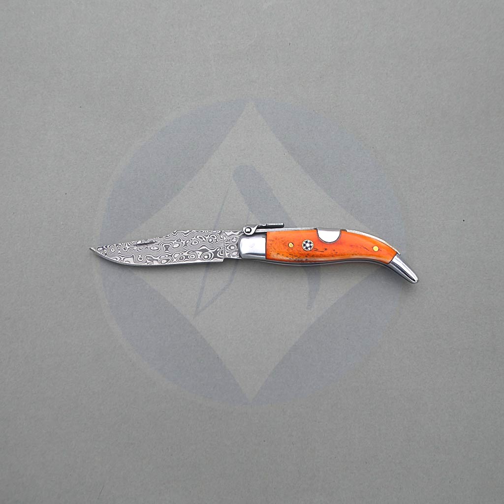 Navaja tradicional teja con hoja de acero damasco de 67 capas, mango de hueso naranja y virola de aluminio
